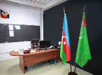 Кабинетный флагшток деревянный с основанием Блин эконом (бук) 2 штока 2,2 м