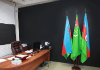 Кабинетный флагшток деревянный с основанием Блин эконом (бук) 3 штока 2,2 м